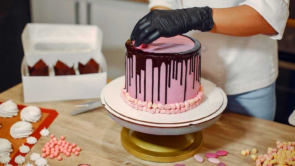 Як прикрасити торт — смачні варіанти прикрашання з відео